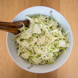 Grønn kålsalat med eple og fløte